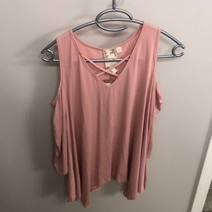 Open-shoulder long sleeve shirt